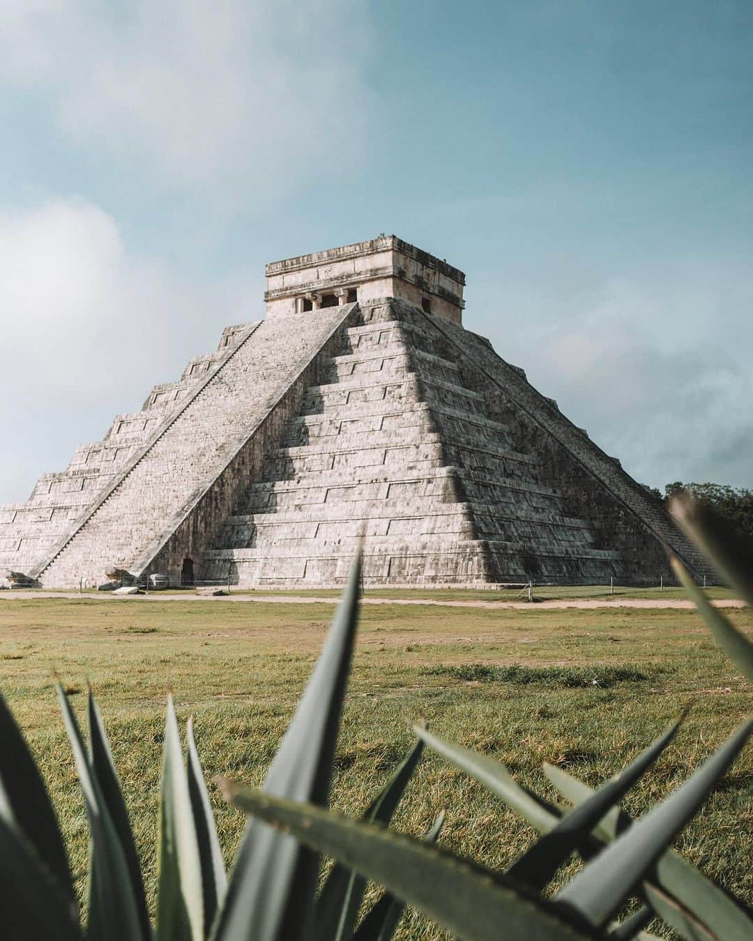 Earth Picsさんのインスタグラム写真 - (Earth PicsInstagram)「If you dislike large crowds while exploring archaeological sites and are planning to visit Chichen Itza, consider following @chichenitza_ . They offer private tours of Chichen Itza, providing comprehensive history on every significant discovered location.」10月4日 2時03分 - earthpix