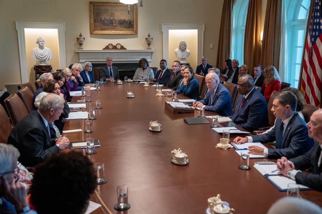The White Houseさんのインスタグラム写真 - (The White HouseInstagram)「President Biden met with his Cabinet yesterday to discuss the progress this Administration is making on key priorities – implementing the historic legislation @potus has signed into law, taking action on gun violence, and balancing the promise and peril of artificial intelligence.」10月4日 2時04分 - whitehouse
