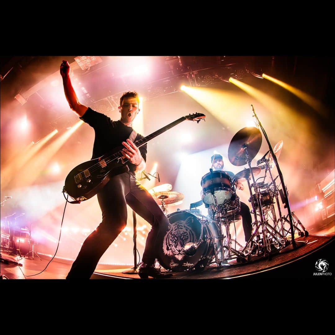 Julen Esteban-Pretelのインスタグラム：「@royalblooduk killed it yesterday at @brooklynsteel in the first of 2 NYC shows. I hope you have tickets for tonight at the @websterhall because it is going to be another epic night. More photos and full show report coming soon at @limpress_jp. #RoyalBlood #USTour #LiveMusic #NYC #Brooklyn #BrooklynSteel #TourDreams」