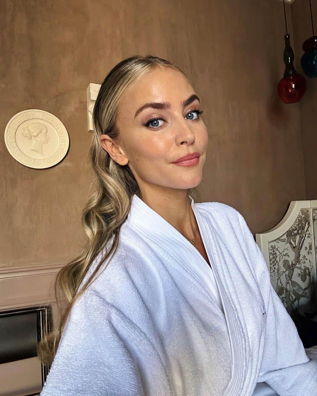 のインスタグラム：「Getting ready for a special night in Paris ✨☺️」