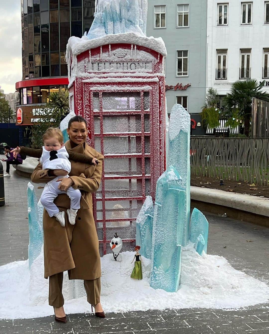 Jessica Wrightさんのインスタグラム写真 - (Jessica WrightInstagram)「‘Letting the summer go’ in the best way possible this morning with my baby Olaf ☃️ (I cannot cope with him) ❄️ Celebrating 10 years of Frozen with @DisneyUK #DisneyFrozen10 #DisneyFrozen ad」10月4日 2時18分 - jesswright77