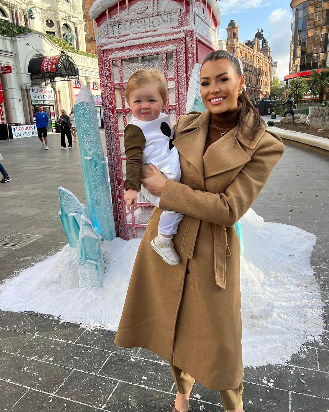 Jessica Wrightさんのインスタグラム写真 - (Jessica WrightInstagram)「‘Letting the summer go’ in the best way possible this morning with my baby Olaf ☃️ (I cannot cope with him) ❄️ Celebrating 10 years of Frozen with @DisneyUK #DisneyFrozen10 #DisneyFrozen ad」10月4日 2時18分 - jesswright77