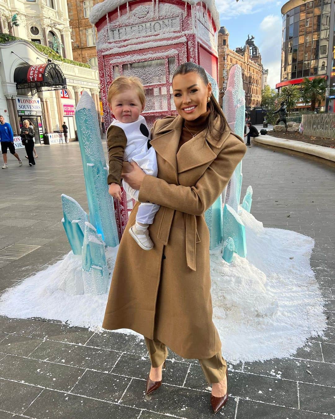 Jessica Wrightのインスタグラム：「‘Letting the summer go’ in the best way possible this morning with my baby Olaf ☃️ (I cannot cope with him) ❄️ Celebrating 10 years of Frozen with @DisneyUK #DisneyFrozen10 #DisneyFrozen ad」