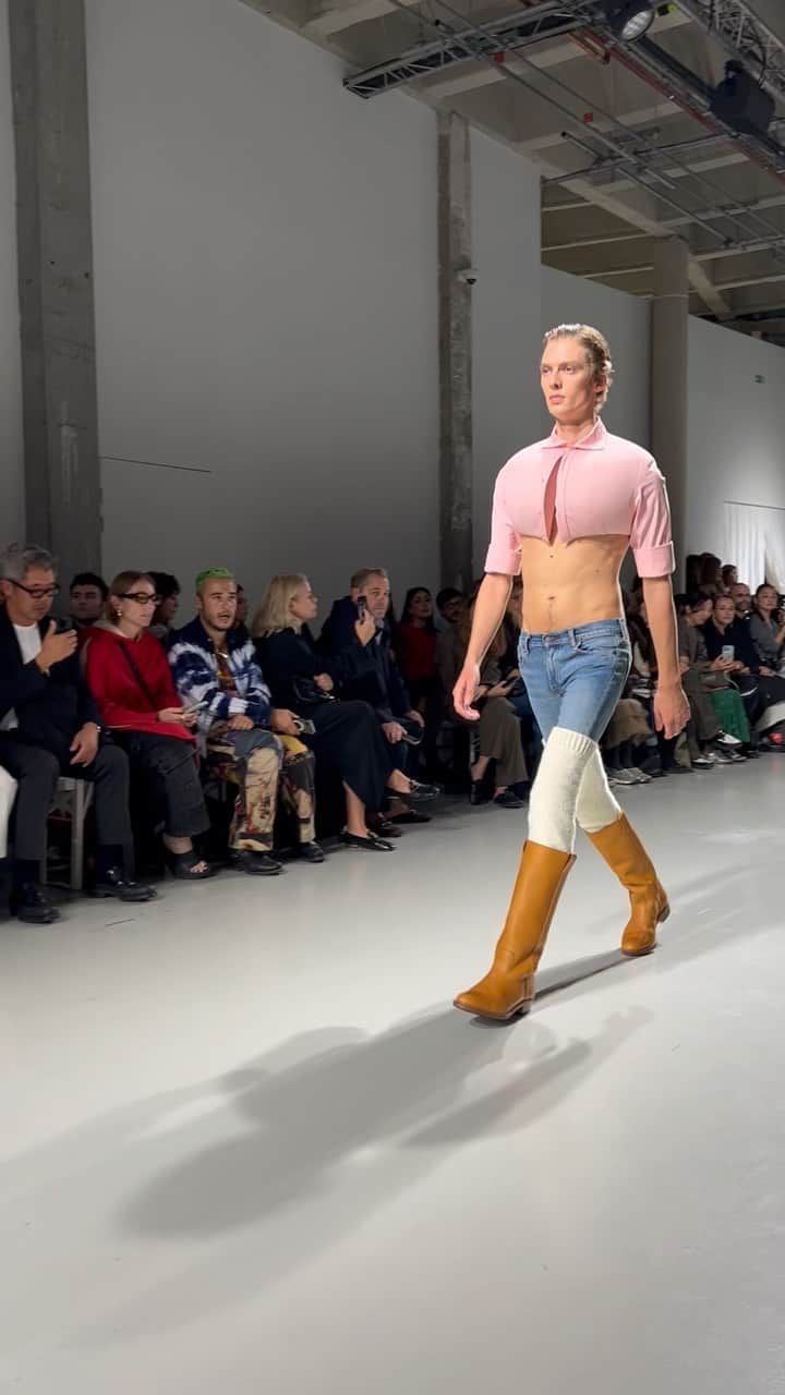 AnOther Magazineのインスタグラム：「Closing PFW, the radical @duranlantikyo presents a collection that blows up our basics 🎈  The Hague-born designer, who is profiled in our new issue, is committed to combating overconsumption through upcycling, utilising a process that fuses pre-loved pieces, deadstock and new sustainable materials.  “I think it’s very important for brands and communities alike to see that archive pieces or garments that haven’t been sold can be transformed into something new,” Lantink told AnOther previously. “This should be the new way because the amount of production doesn’t make any sense anymore. It’s not right for this time. I really hope people start understanding that using is the new chic: the new forward.”   🎥 by @alexanderfury」