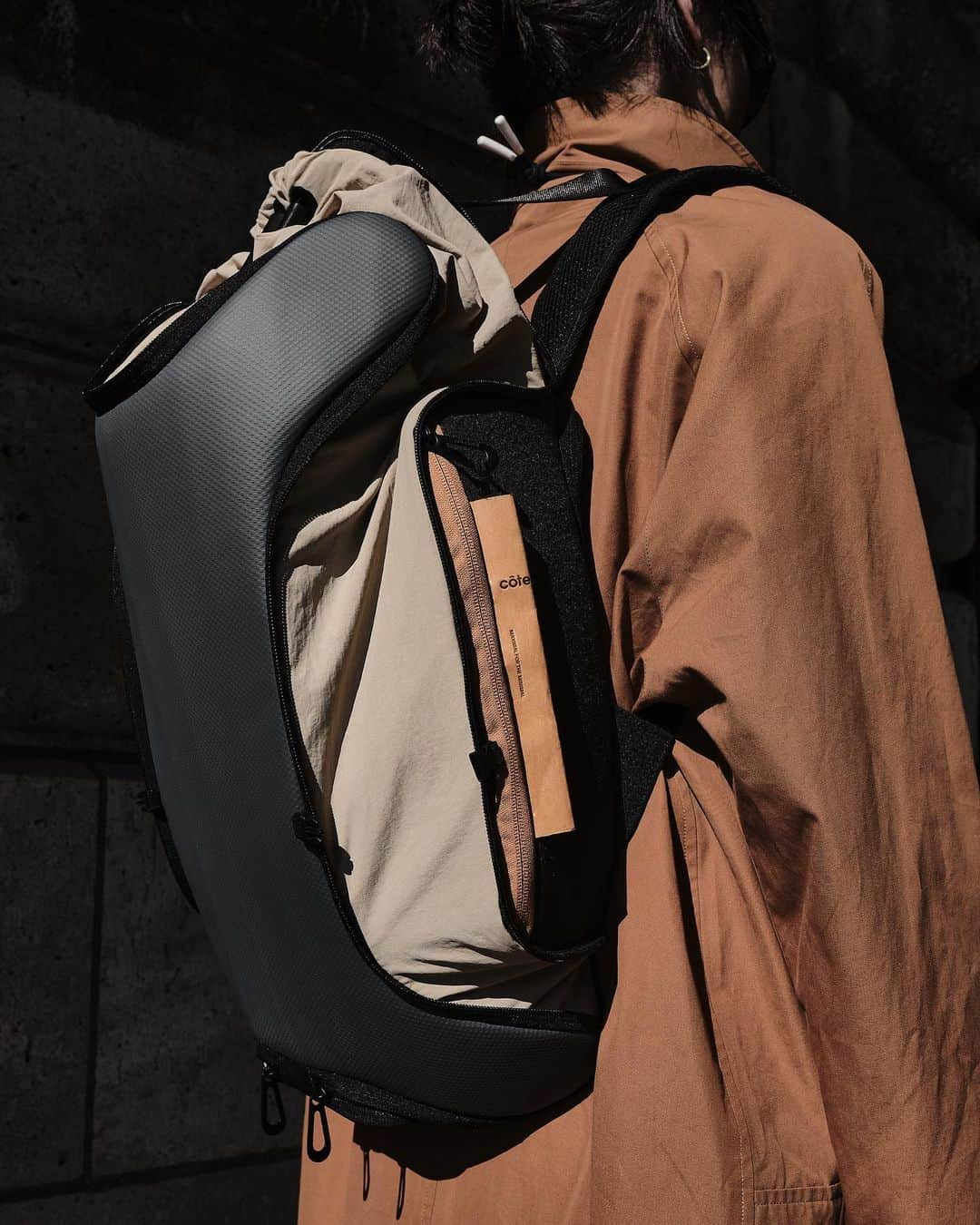 コートエシエルさんのインスタグラム写真 - (コートエシエルInstagram)「The AVON is an expandable backpack with a design that recalls the structure of a carapace.   By unzipping and unclipping various sections throughout, the volume of the AVON increases and its silhouette takes on a new form.   Available now from www.coteetciel.com and a handful of international stockists.   Explore more on our website.   Photographer: @graemegaughan   #coteetciel」10月4日 2時13分 - coteetciel