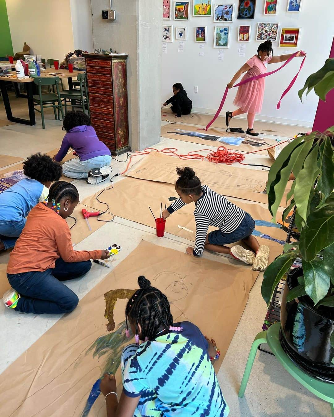 トレイシー リースさんのインスタグラム写真 - (トレイシー リースInstagram)「The future looks bright in our Youth Art Enrichment classes!  Check out our programs on the Hope for Flowers website to learn more about free sustainable, adult and youth enrichment workshops! 🌻🎨」10月8日 4時30分 - tracy_reese