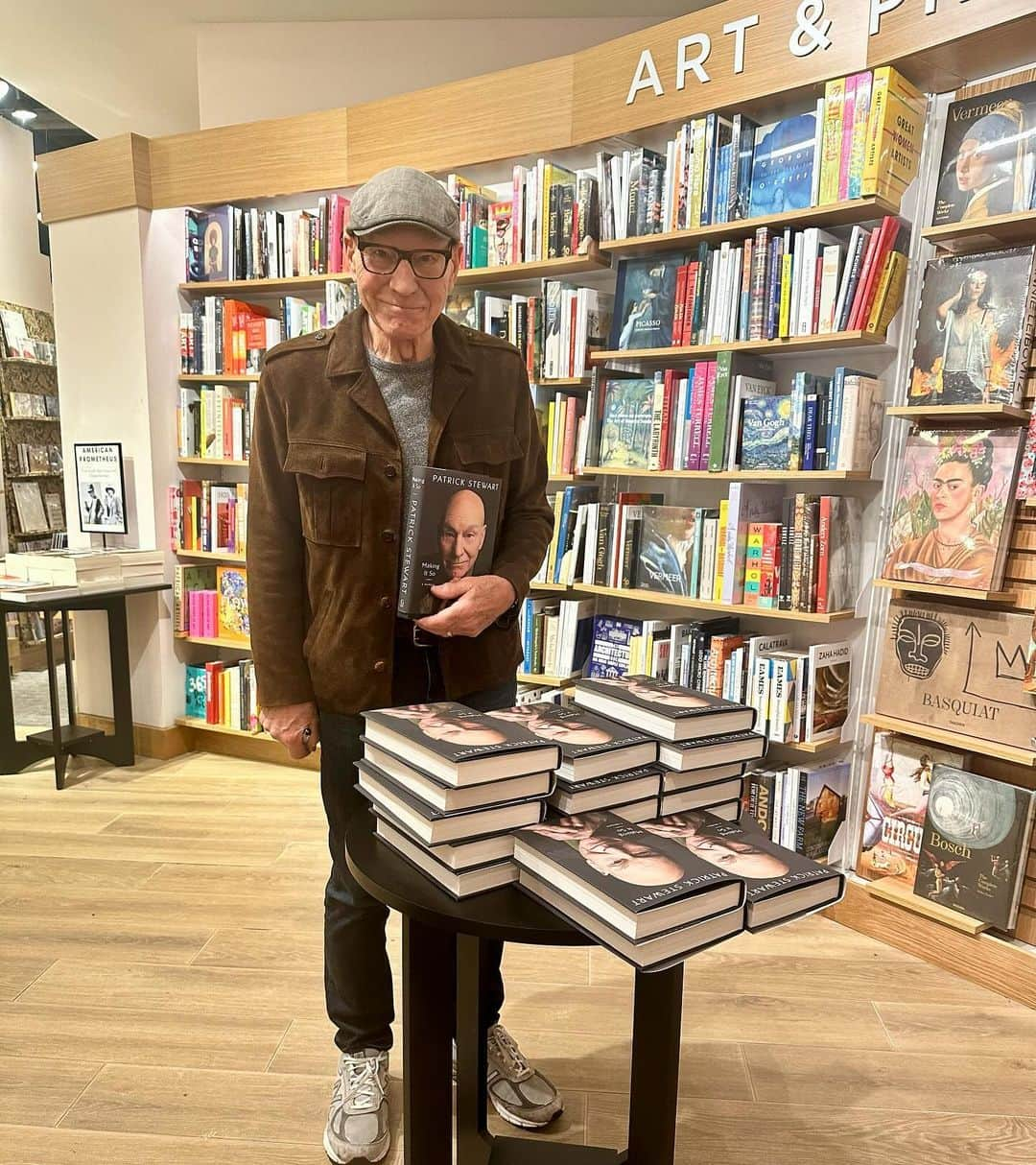 パトリック・スチュワートさんのインスタグラム写真 - (パトリック・スチュワートInstagram)「I’m not going to lie…this felt naughty! ✏️📚Freshly signed copies of #MakingItSo waiting for you at @BNPhillyPA.」10月4日 2時16分 - sirpatstew