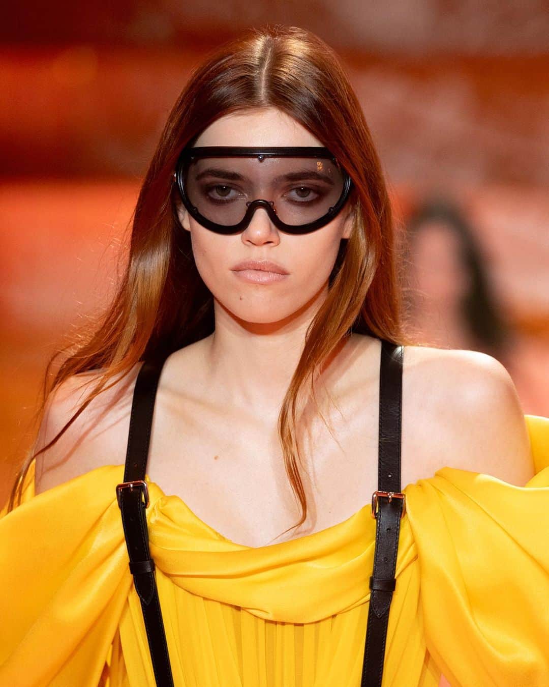 のインスタグラム：「Women’s Spring-Summer 2024 Show. Embodying a daring contemporaneity, the new LV Fly Mask and LV Split Cat Eye sunglasses by @NicolasGhesquiere showcase dynamic geometrical designs and sporty LV Circle emblems. Watch the full show via link in bio.  #LVSS24 #LouisVuitton」