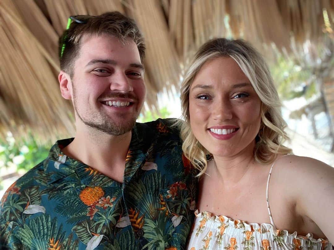 クレア・グラントのインスタグラム：「Happy birthday to another of my 100 siblings. Today is my most obnoxious (and cute) brother @sammyjames91’s birthday. I wanted to find the most embarrassing pictures of you as punishment for all of all the times you intentionally erased my video game saves. That stupid band photo was the best I could do. May it haunt you forever.」