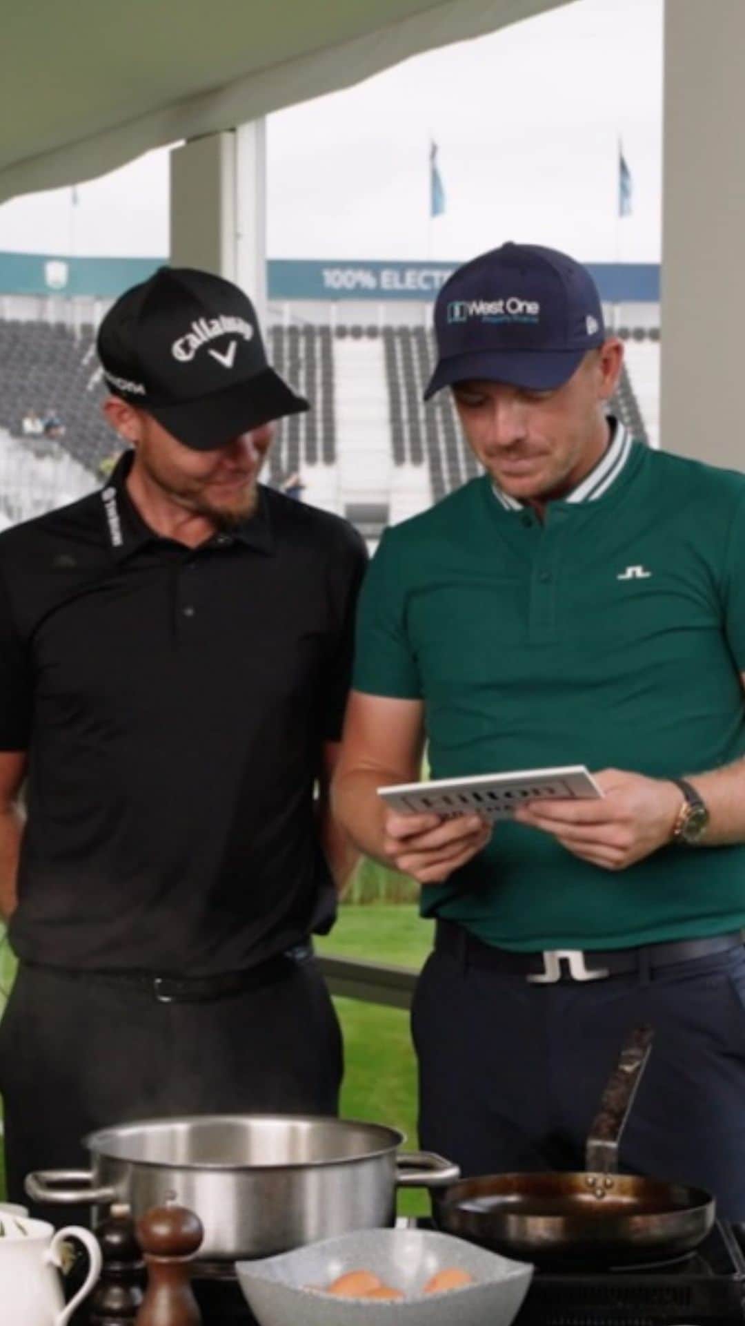 マット・ウォレスのインスタグラム：「Creating the perfect Eggs Benedict 🥚🍳 Matt Wallace 🆚 Danny Willett」