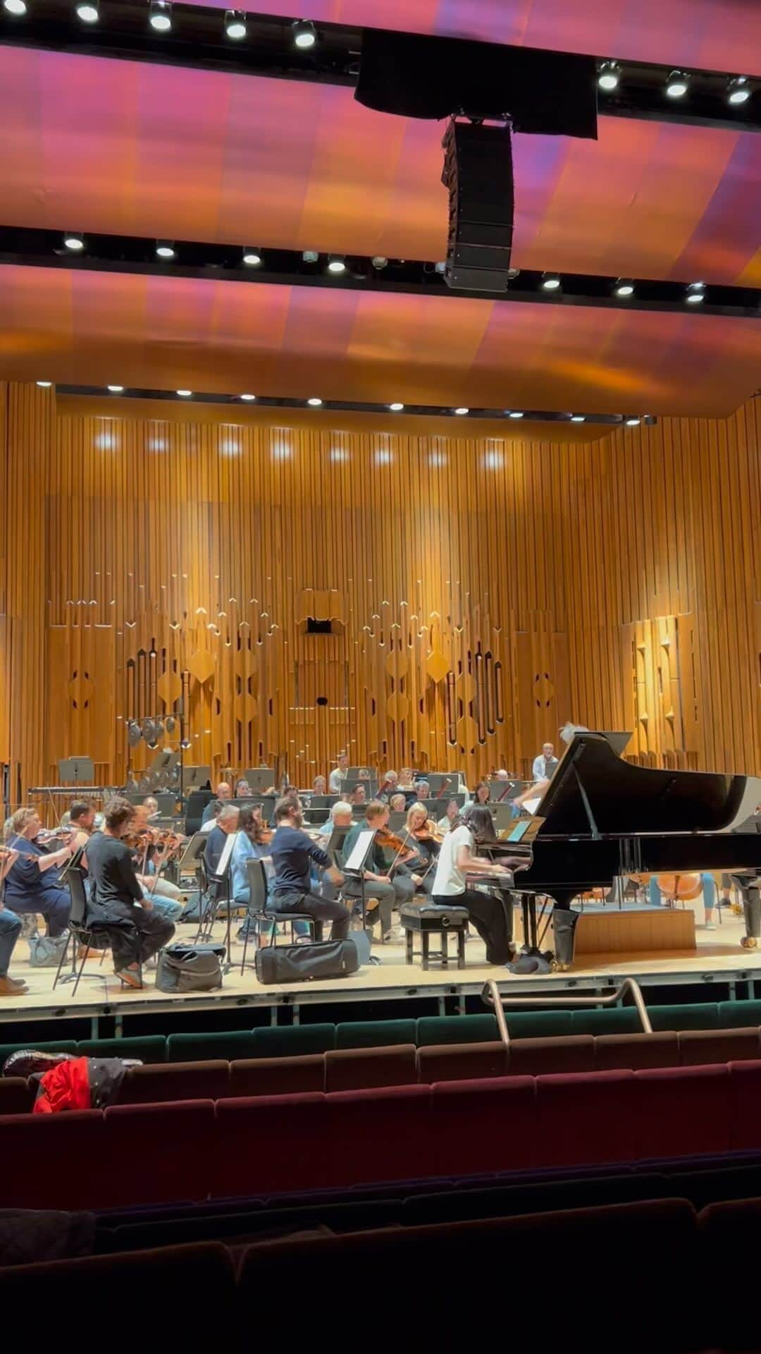 アリス＝紗良・オットのインスタグラム：「We are well into rehearsals with @alicesaraott_official and Sir Antonio Pappano ahead of tomorrow and Thursday’s concerts!   The music includes Richard Strauss Also sprach Zarathustra, a world premiere of Hannah Kendall’s O flower of fire and Franz Liszt’s Totentanz, the piece being performed here!   Last chance for tickets at lso.co.uk/whatson」