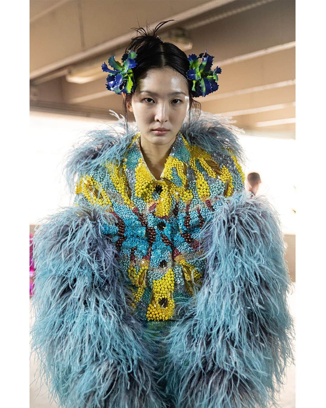 SWAROVSKIさんのインスタグラム写真 - (SWAROVSKIInstagram)「@KevinGermanier presents a kaleidoscopic rainbow explosion of reignited #SwarovskiCrystals. Representing nature’s most exotic creatures through sustainable, ethical production practices at #PFW.   Catwalk Photography: Gregoire Avenel Backstage Photography: Marion Leflour  #Swarovski #SwarovskiCrystals #Germanier  #PFW」10月4日 2時30分 - swarovski