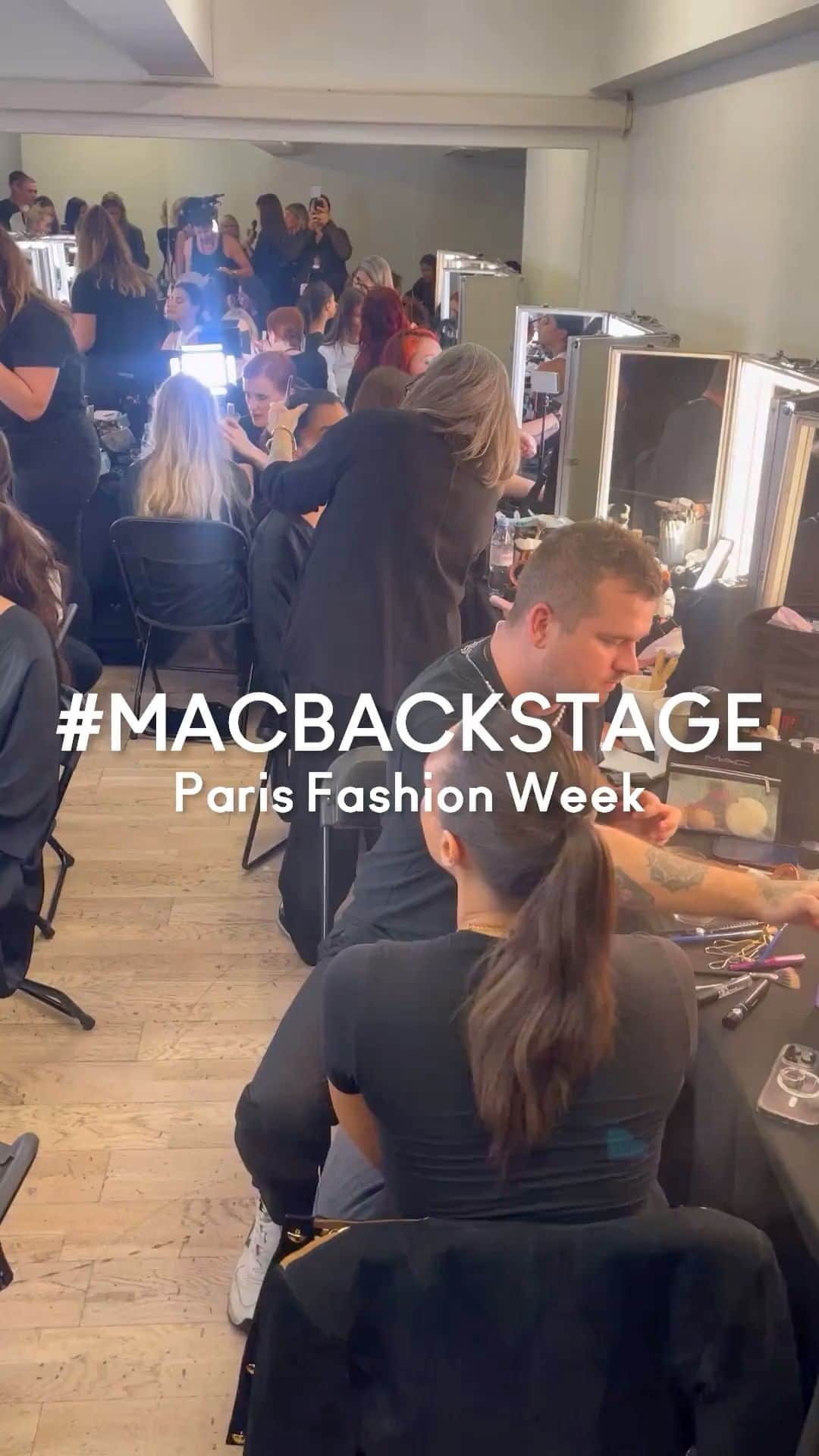 のインスタグラム：「#MACBackstage : Revivez avec nous la Fashion Week de Paris ! ✨  Tous les défilés ont partagé un secret commun : un makeup super glowy grâce à notre nouveau fond de teint sérum Studio Radiance.  Côté tendance, les trends #SirenSkin et #SirenEyes ont conquis notre 💕, elles étaient présentes sur plusieurs shows.   Quel a été votre défilé préféré ? Nous voulons TOUT savoir ! 😇  #MacBackstage #ParisFashionWeek #PFW #VictoriaTomas #Courreges #Etam #Balmain #RickOwens #GiambattistaValli #VivienneWestwood」