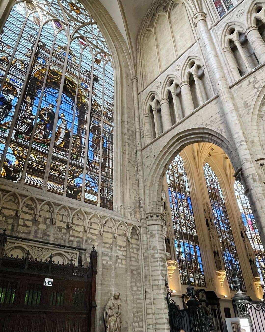 Christian Collinsさんのインスタグラム写真 - (Christian CollinsInstagram)「Some of the most beautiful architecture i’ve ever seen lives in Brussels, Belgium. We stayed at the beautiful @radissoncollectionbrussels 🇧🇪 walking distance from everything including our first Belgium fries. 🍟  If you had to choose one food to live on for the rest of your life, would it be fries or waffles? 😂  . #travel #belgium #radissonhotels #raddisoncollection @radissoncollection」10月4日 2時45分 - christiancollins