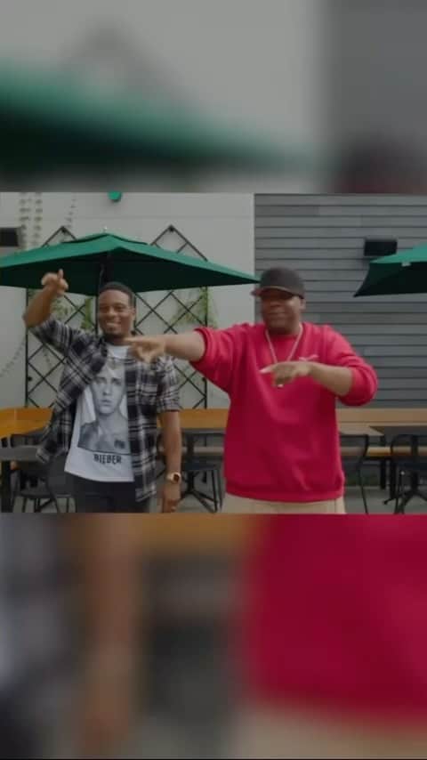 ケビン・ハートのインスタグラム：「Huge shoutout to my guys @iamkelmitchell and @kenanthompson. Y’all know alot about Good Burgers and @myharthouse is honored to take home the #1 spot! And thanks for supporting our amazing team for #nationalfoodserviceday - check out the full video @myharthouse!!!」