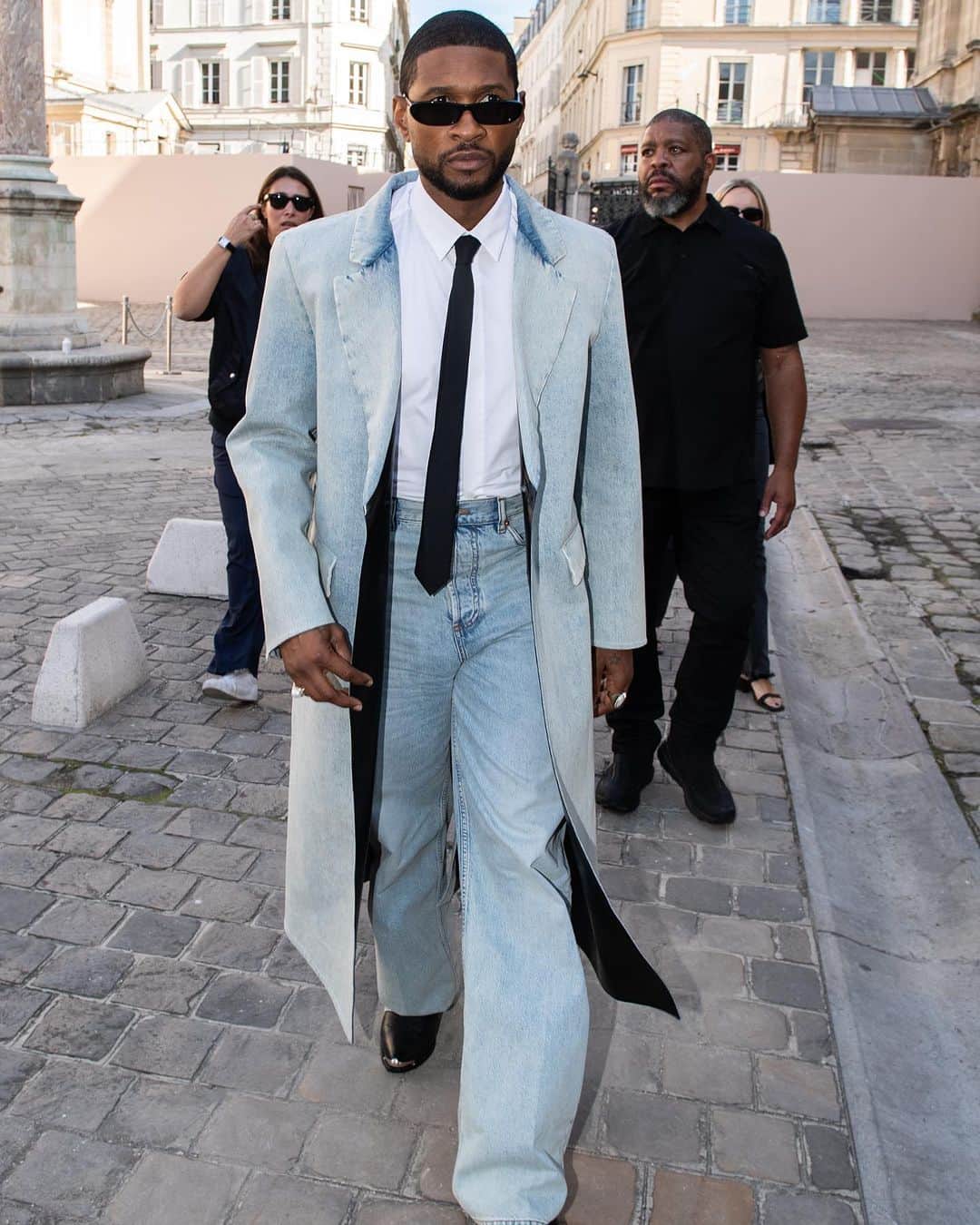 アッシャーのインスタグラム：「A special thank you to @maisonvalentino and @pppiccioli for everything 🙏🏾」