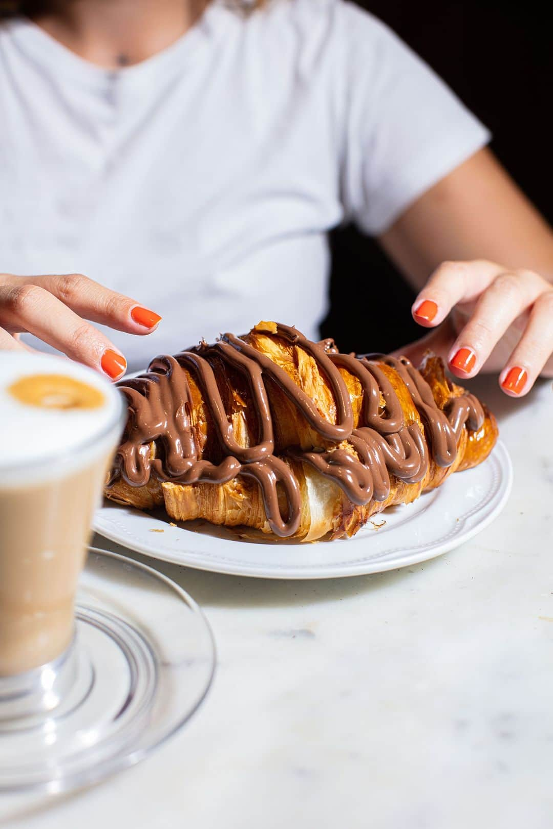 Eataly Brasilのインスタグラム：「Um café, um docinho para acompanhar e a sensação de estar na Itália, per favore! ☕🥐  Só no Lavazza, você aprecia o melhor ‘buongiorno’ da vida, iniciando sua manhã com uma tradicional colazione italiana. E nós te garantimos: uma boa xícara de café é a receita para ter um dia incrível.  📍 De segunda a sábado, das 07h00 às 21h00, e aos domingos, com encerramento às 19h20.  Ti aspettiamo!  #eataly #eatalybr #eatalybrasil #eatalysp #italy #cafe #cafeteria #cafesãopaulo」