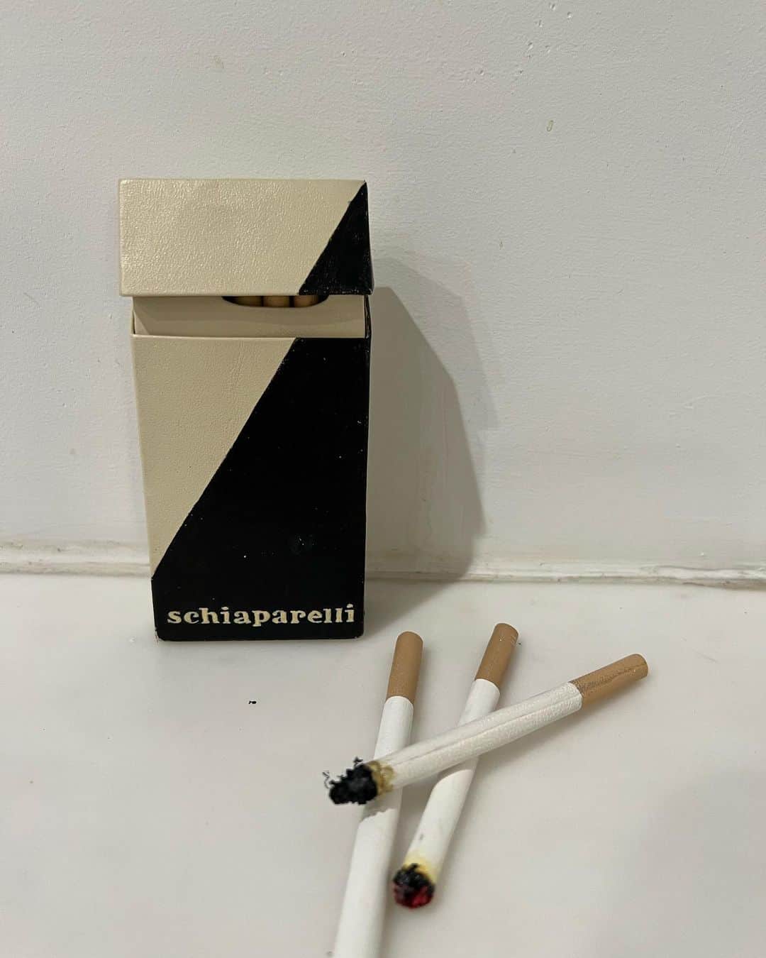 エイミー・セダリスさんのインスタグラム写真 - (エイミー・セダリスInstagram)「Major score!! Thank you @danielroseberry @schiaparelli for the prop cigarettes. I love a good prop. #props #score #fakecigarettes」10月4日 3時05分 - amysedaris