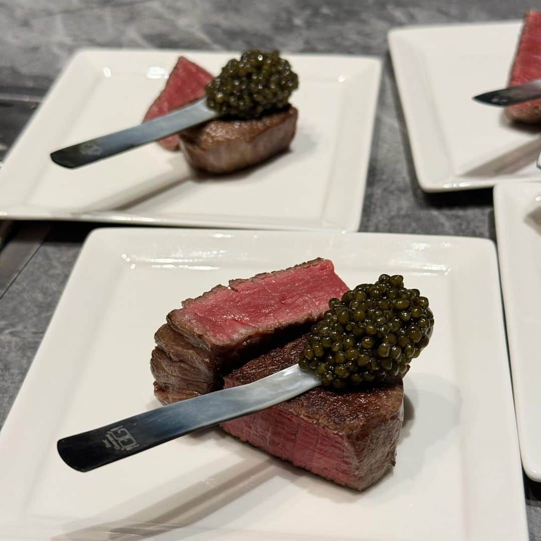 吉川ちかさんのインスタグラム写真 - (吉川ちかInstagram)「こないだ 都内某所にある焼肉店、 新進気鋭に行ってきたよ☺️🩷  住所、外観等は お店のルールにより非公開で 完全会員制、紹介制のお店👏💕  何度もいってるけど 今回新しく行った店舗が 美味しかったぁ✌️ 店員さんのお肉の焼き具合なのかな？🥹🩷  激うまだし満腹になる フルコースだし大満足です！ タレ推しです！！ 次は1月に予約しました👏💕  #新進気鋭#新進気鋭焼肉#焼肉#焼き肉好きな人と繋がりたい#焼き肉屋#住所非公開#完全会員制」10月4日 3時08分 - yoshikawachika_1116