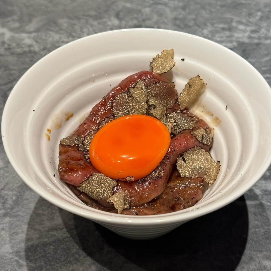 吉川ちかさんのインスタグラム写真 - (吉川ちかInstagram)「こないだ 都内某所にある焼肉店、 新進気鋭に行ってきたよ☺️🩷  住所、外観等は お店のルールにより非公開で 完全会員制、紹介制のお店👏💕  何度もいってるけど 今回新しく行った店舗が 美味しかったぁ✌️ 店員さんのお肉の焼き具合なのかな？🥹🩷  激うまだし満腹になる フルコースだし大満足です！ タレ推しです！！ 次は1月に予約しました👏💕  #新進気鋭#新進気鋭焼肉#焼肉#焼き肉好きな人と繋がりたい#焼き肉屋#住所非公開#完全会員制」10月4日 3時08分 - yoshikawachika_1116