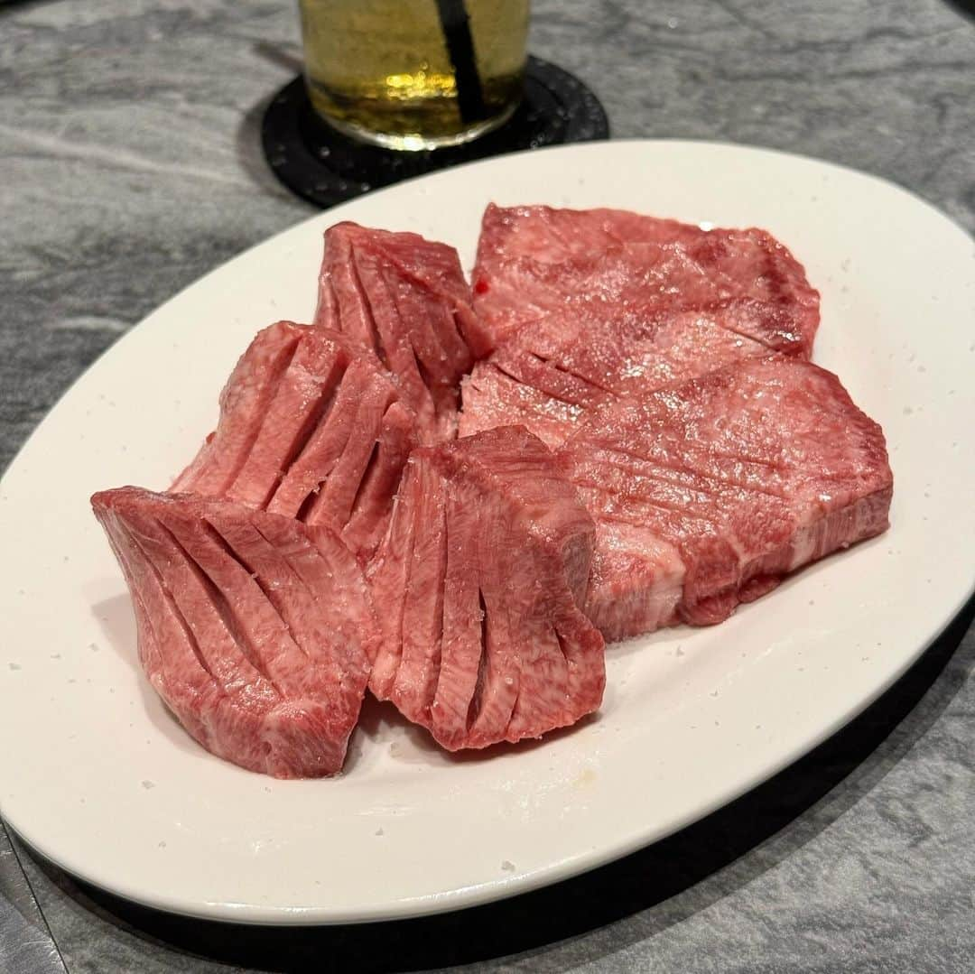 吉川ちかさんのインスタグラム写真 - (吉川ちかInstagram)「こないだ 都内某所にある焼肉店、 新進気鋭に行ってきたよ☺️🩷  住所、外観等は お店のルールにより非公開で 完全会員制、紹介制のお店👏💕  何度もいってるけど 今回新しく行った店舗が 美味しかったぁ✌️ 店員さんのお肉の焼き具合なのかな？🥹🩷  激うまだし満腹になる フルコースだし大満足です！ タレ推しです！！ 次は1月に予約しました👏💕  #新進気鋭#新進気鋭焼肉#焼肉#焼き肉好きな人と繋がりたい#焼き肉屋#住所非公開#完全会員制」10月4日 3時08分 - yoshikawachika_1116