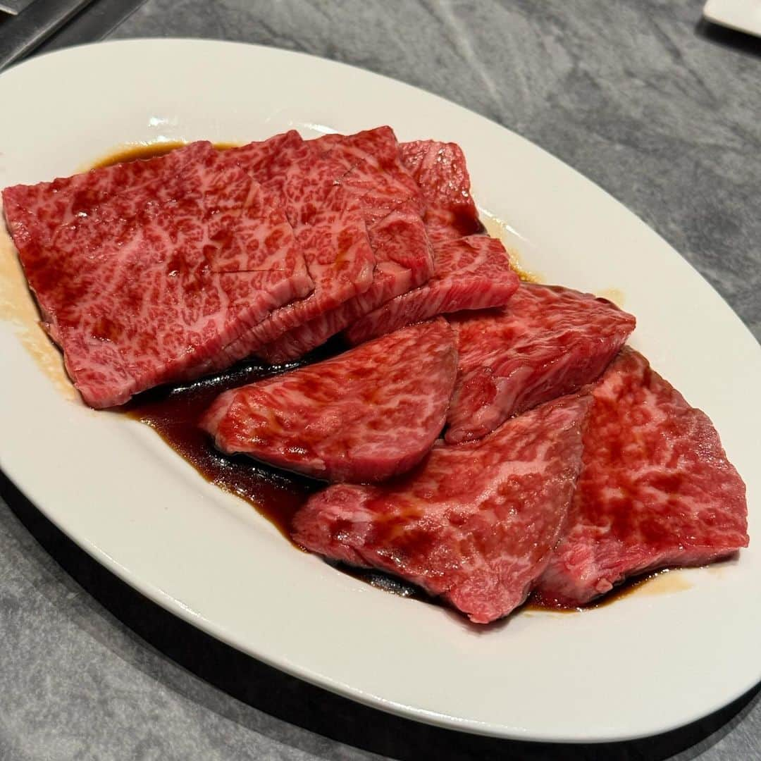 吉川ちかさんのインスタグラム写真 - (吉川ちかInstagram)「こないだ 都内某所にある焼肉店、 新進気鋭に行ってきたよ☺️🩷  住所、外観等は お店のルールにより非公開で 完全会員制、紹介制のお店👏💕  何度もいってるけど 今回新しく行った店舗が 美味しかったぁ✌️ 店員さんのお肉の焼き具合なのかな？🥹🩷  激うまだし満腹になる フルコースだし大満足です！ タレ推しです！！ 次は1月に予約しました👏💕  #新進気鋭#新進気鋭焼肉#焼肉#焼き肉好きな人と繋がりたい#焼き肉屋#住所非公開#完全会員制」10月4日 3時08分 - yoshikawachika_1116