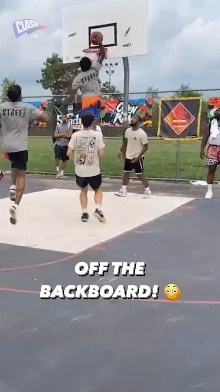 アンドワンのインスタグラム：「ALLEY OOP OFF THE BACKBOARD! 😳  The @and1 open runs gave us plenty of highlights! 🔥   #BestOfClashTV #basketball #dunk」