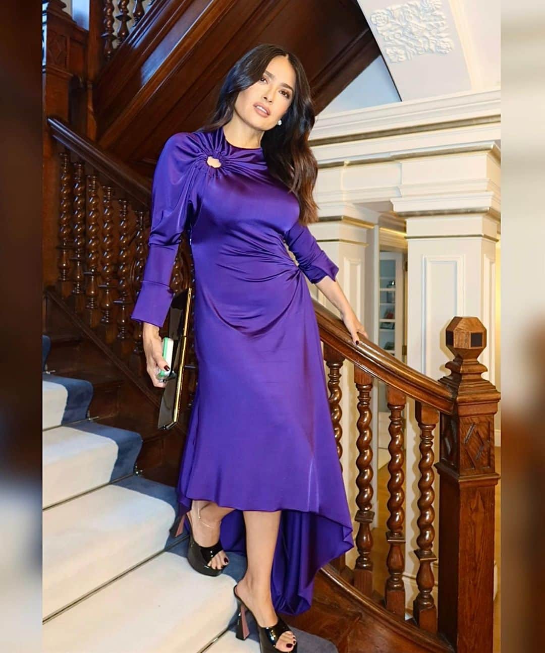 のインスタグラム：「@victoriabeckham @davidbeckham I’m on my way💜  Hair: @miguelmartinperezldn  Make-up: @babskymakeup  Styling: @rebeccacorbinmurray  Dress: @victoriabeckham  Jewellery: @boucheron  Shoes: @aminamuaddi  Bag: vintage @ysl」