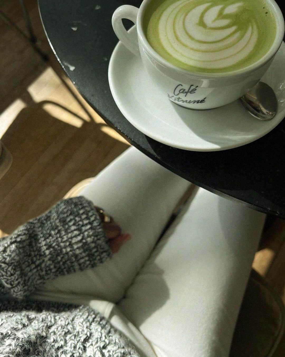 ローラさんのインスタグラム写真 - (ローラInstagram)「I went to my favorite restaurant today in Paris. it’s called “Clamato”🤍 It’s a sustainable seafood restaurant 🍴 Drinking white wine and eating the food from love makes me so happy😌 Walking around the city of Paris to get some matcha latte and then come back to my hotel 📷  I’m so grateful to spend this simple day. Sometimes I forget to appreciate the day I spent. Thank you Universe for giving me the experience everyday.  I’m excited to experience tomorrow again!  Good night🌙  今日はお氣に入りのパリのレストランClamatoに行ってきたよ♪ サステナブルなシーフードを扱っていて、味付けもオシャレでクセになる美味しさなの🌿  そのあとは、Cafe Kitsuneで抹茶ラテを飲んで街を歩きながらホテルに帰ってきたよっ❕  とてもシンプルな1日だったんだけど、すごく幸せなきもちになったよ❕ときどき、過ごす事ができた1日に感謝をする事を忘れちゃう事があるけれど、忘れないようにするよ！  明日は、どんな経験のプレゼントがまっているんだろう💭 たのしみだなぁ♪ おやすみなさい😴  #GiftedbyLouisVuitton」10月4日 3時16分 - rolaofficial