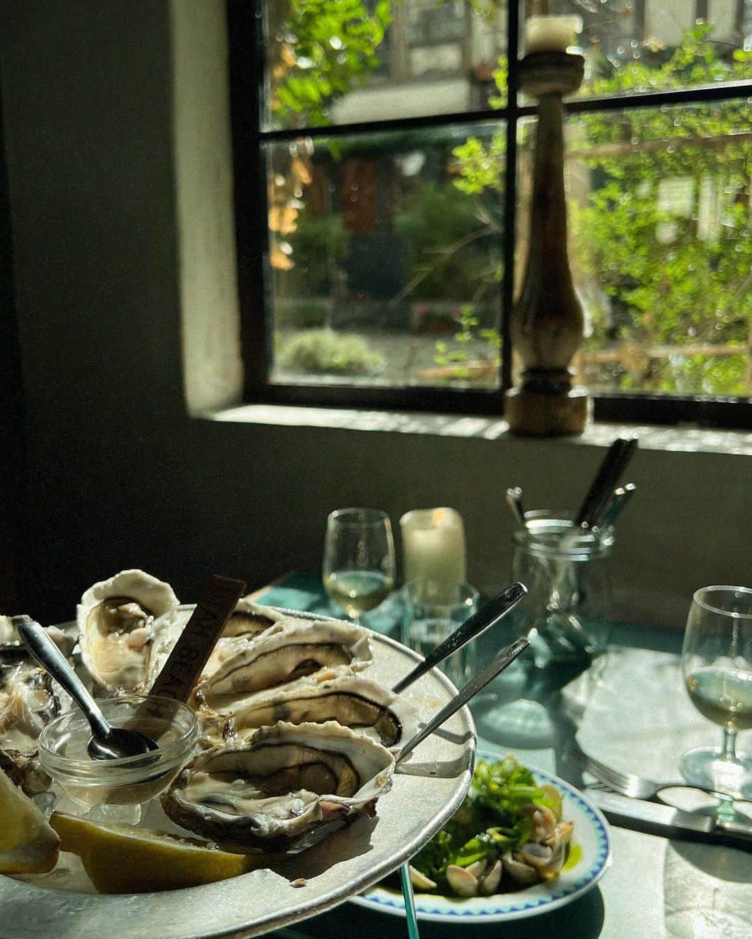 ローラさんのインスタグラム写真 - (ローラInstagram)「I went to my favorite restaurant today in Paris. it’s called “Clamato”🤍 It’s a sustainable seafood restaurant 🍴 Drinking white wine and eating the food from love makes me so happy😌 Walking around the city of Paris to get some matcha latte and then come back to my hotel 📷  I’m so grateful to spend this simple day. Sometimes I forget to appreciate the day I spent. Thank you Universe for giving me the experience everyday.  I’m excited to experience tomorrow again!  Good night🌙  今日はお氣に入りのパリのレストランClamatoに行ってきたよ♪ サステナブルなシーフードを扱っていて、味付けもオシャレでクセになる美味しさなの🌿  そのあとは、Cafe Kitsuneで抹茶ラテを飲んで街を歩きながらホテルに帰ってきたよっ❕  とてもシンプルな1日だったんだけど、すごく幸せなきもちになったよ❕ときどき、過ごす事ができた1日に感謝をする事を忘れちゃう事があるけれど、忘れないようにするよ！  明日は、どんな経験のプレゼントがまっているんだろう💭 たのしみだなぁ♪ おやすみなさい😴  #GiftedbyLouisVuitton」10月4日 3時16分 - rolaofficial