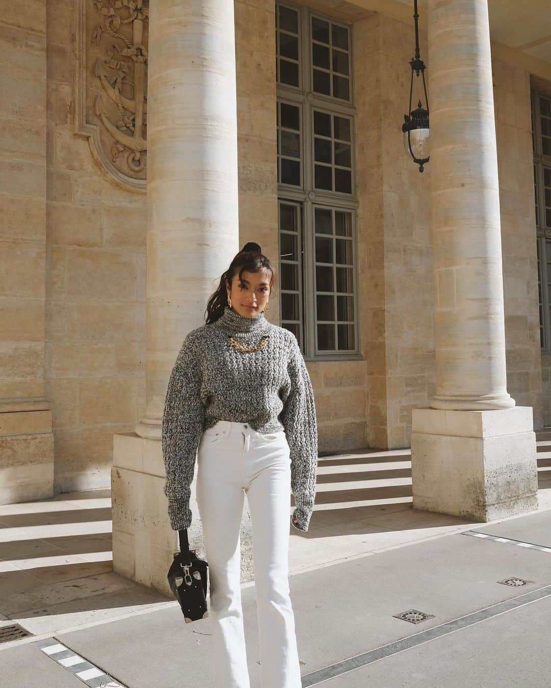 ローラさんのインスタグラム写真 - (ローラInstagram)「I went to my favorite restaurant today in Paris. it’s called “Clamato”🤍 It’s a sustainable seafood restaurant 🍴 Drinking white wine and eating the food from love makes me so happy😌 Walking around the city of Paris to get some matcha latte and then come back to my hotel 📷  I’m so grateful to spend this simple day. Sometimes I forget to appreciate the day I spent. Thank you Universe for giving me the experience everyday.  I’m excited to experience tomorrow again!  Good night🌙  今日はお氣に入りのパリのレストランClamatoに行ってきたよ♪ サステナブルなシーフードを扱っていて、味付けもオシャレでクセになる美味しさなの🌿  そのあとは、Cafe Kitsuneで抹茶ラテを飲んで街を歩きながらホテルに帰ってきたよっ❕  とてもシンプルな1日だったんだけど、すごく幸せなきもちになったよ❕ときどき、過ごす事ができた1日に感謝をする事を忘れちゃう事があるけれど、忘れないようにするよ！  明日は、どんな経験のプレゼントがまっているんだろう💭 たのしみだなぁ♪ おやすみなさい😴  #GiftedbyLouisVuitton」10月4日 3時16分 - rolaofficial