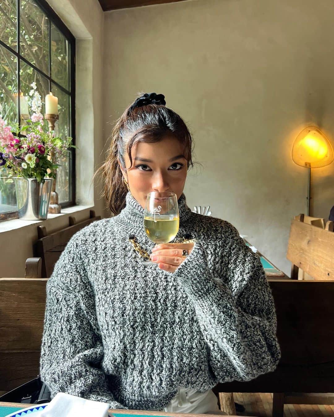 ローラさんのインスタグラム写真 - (ローラInstagram)「I went to my favorite restaurant today in Paris. it’s called “Clamato”🤍 It’s a sustainable seafood restaurant 🍴 Drinking white wine and eating the food from love makes me so happy😌 Walking around the city of Paris to get some matcha latte and then come back to my hotel 📷  I’m so grateful to spend this simple day. Sometimes I forget to appreciate the day I spent. Thank you Universe for giving me the experience everyday.  I’m excited to experience tomorrow again!  Good night🌙  今日はお氣に入りのパリのレストランClamatoに行ってきたよ♪ サステナブルなシーフードを扱っていて、味付けもオシャレでクセになる美味しさなの🌿  そのあとは、Cafe Kitsuneで抹茶ラテを飲んで街を歩きながらホテルに帰ってきたよっ❕  とてもシンプルな1日だったんだけど、すごく幸せなきもちになったよ❕ときどき、過ごす事ができた1日に感謝をする事を忘れちゃう事があるけれど、忘れないようにするよ！  明日は、どんな経験のプレゼントがまっているんだろう💭 たのしみだなぁ♪ おやすみなさい😴  #GiftedbyLouisVuitton」10月4日 3時16分 - rolaofficial