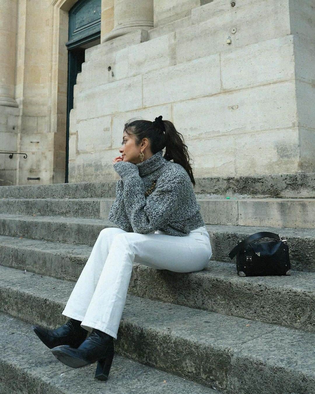 ローラのインスタグラム：「I went to my favorite restaurant today in Paris. it’s called “Clamato”🤍 It’s a sustainable seafood restaurant 🍴 Drinking white wine and eating the food from love makes me so happy😌 Walking around the city of Paris to get some matcha latte and then come back to my hotel 📷  I’m so grateful to spend this simple day. Sometimes I forget to appreciate the day I spent. Thank you Universe for giving me the experience everyday.  I’m excited to experience tomorrow again!  Good night🌙  今日はお氣に入りのパリのレストランClamatoに行ってきたよ♪ サステナブルなシーフードを扱っていて、味付けもオシャレでクセになる美味しさなの🌿  そのあとは、Cafe Kitsuneで抹茶ラテを飲んで街を歩きながらホテルに帰ってきたよっ❕  とてもシンプルな1日だったんだけど、すごく幸せなきもちになったよ❕ときどき、過ごす事ができた1日に感謝をする事を忘れちゃう事があるけれど、忘れないようにするよ！  明日は、どんな経験のプレゼントがまっているんだろう💭 たのしみだなぁ♪ おやすみなさい😴  #GiftedbyLouisVuitton」