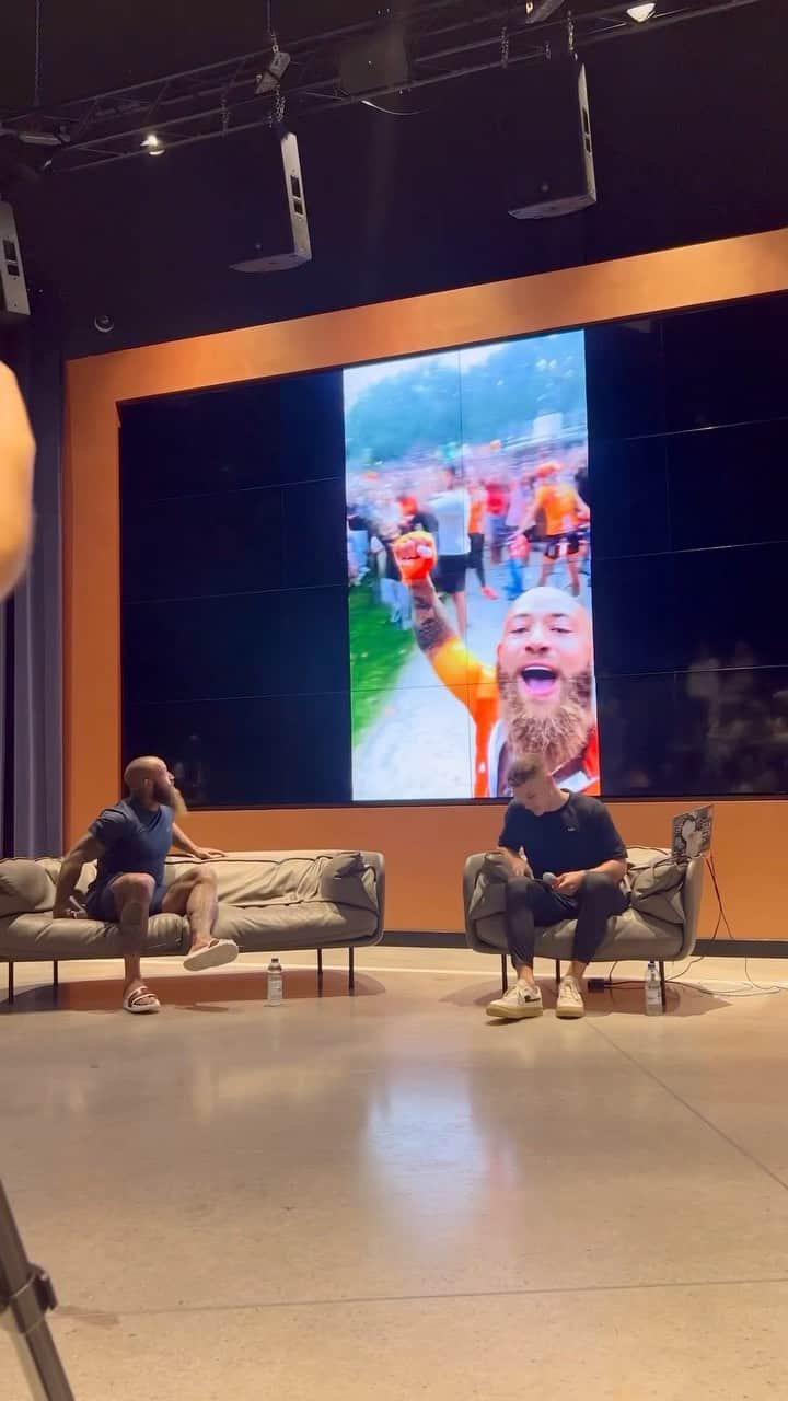 アシュリー・ケインのインスタグラム：「Behind the scenes of my day at @myprotein 🦾  Today I held a mental health workshop, took part in filming for a new campaign, delivered a talk and Q&A session in the auditorium and snatched the employees/team out for a run to work the body and free the mind after a productive day.  It truly is a great brand, with great people on a great mission and it's an honour to be a part of that 🙌🏾  Let's Go Champs!  BTS by @_miksxox 🎥」