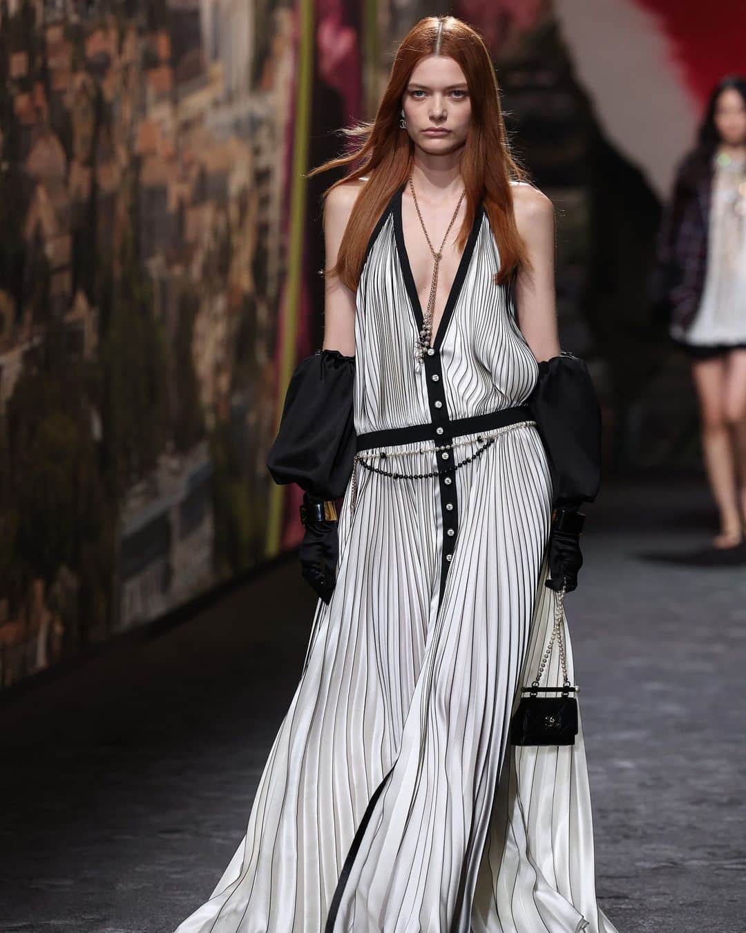Fashion Weekさんのインスタグラム写真 - (Fashion WeekInstagram)「The #Chanel girl is out of office and on vacation — contact her at your own risk. The #SS24 season's collection was breezy, with roomy jumpsuits and floor-length dresses that flowed. Skirts had asymmetrical hems. Wait, did we also just see flipflops?」10月4日 4時00分 - fashionweek