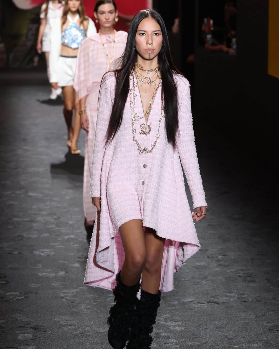 Fashion Weekさんのインスタグラム写真 - (Fashion WeekInstagram)「The #Chanel girl is out of office and on vacation — contact her at your own risk. The #SS24 season's collection was breezy, with roomy jumpsuits and floor-length dresses that flowed. Skirts had asymmetrical hems. Wait, did we also just see flipflops?」10月4日 4時00分 - fashionweek