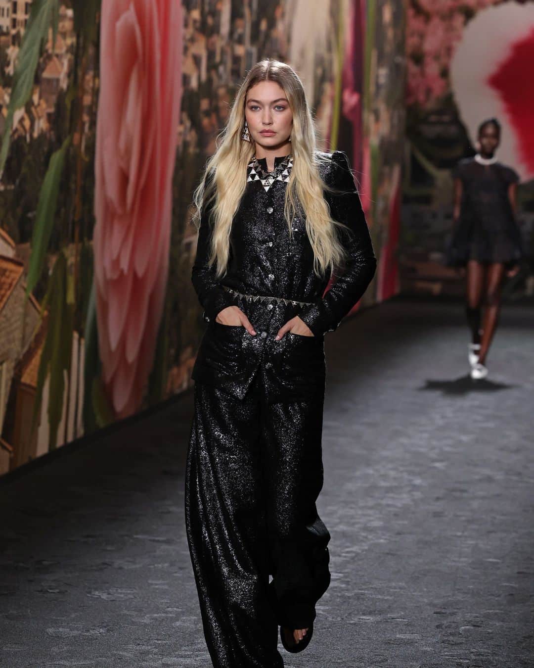 Fashion Weekのインスタグラム：「The #Chanel girl is out of office and on vacation — contact her at your own risk. The #SS24 season's collection was breezy, with roomy jumpsuits and floor-length dresses that flowed. Skirts had asymmetrical hems. Wait, did we also just see flipflops?」