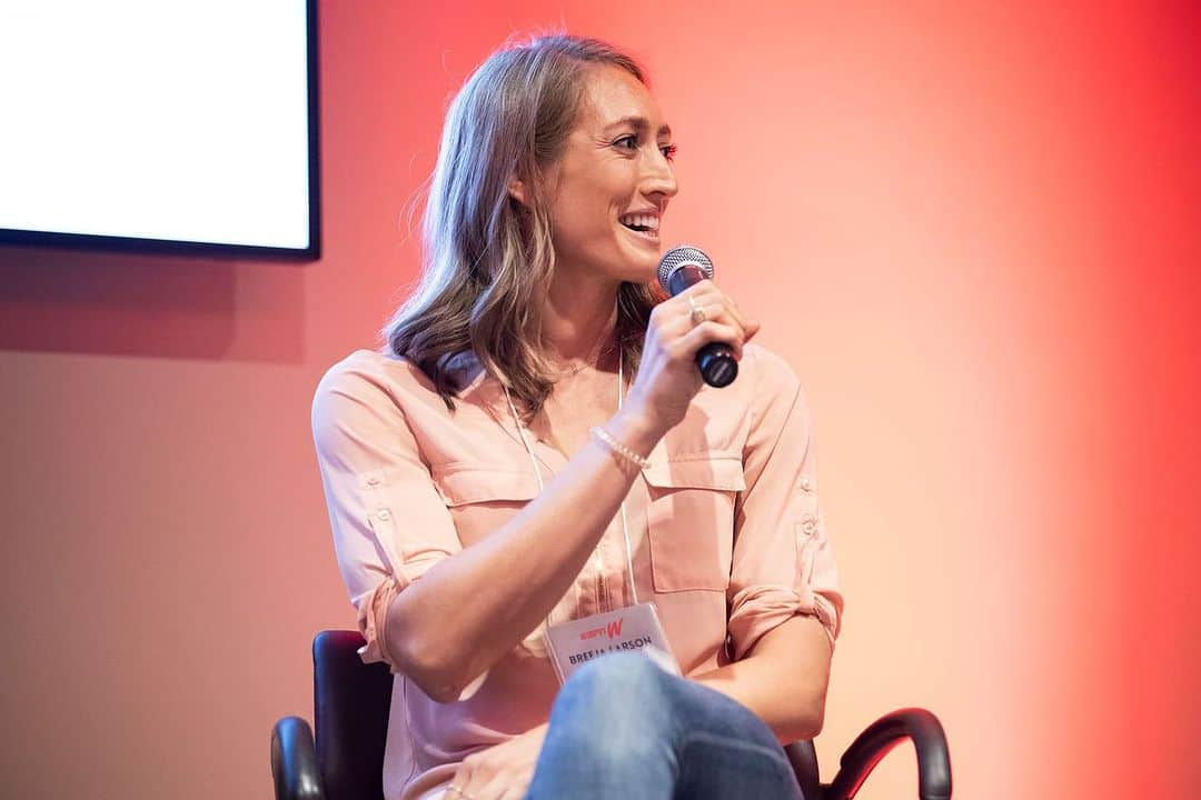 ブリージャ・ラーソンのインスタグラム：「HUGE thanks to to @espnw and @tamu for having me on the panel of speakers for Campus Conversations with the female athletes and Sports Management students!   It was incredible to go back and share experiences and share how to increase their Self Worth and Confidence 💪  These women are on FIRE! And it’s just the beginning, it’s incredible to witness the the sheer amount of high quality Women on these teams!  These women are a force to be reckoned with, and I’m so honored to have worked with them for a night!   And also incredible to work alongside the other panelists @amandascarborough @andewall Sarah Eaton and @jazmiinefraay  Thank you Ethan Mito and @espnw for the photos!」