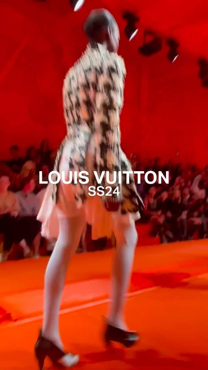 IMG Modelsのインスタグラム：「#RunwayRewind. ⏪ #LouisVuitton’s #LVSS24 #PFW #fashionshow starring @nazarit_machin + @lavalentinacastro (exclusive) (close). 🇫🇷 #IMGmodels」