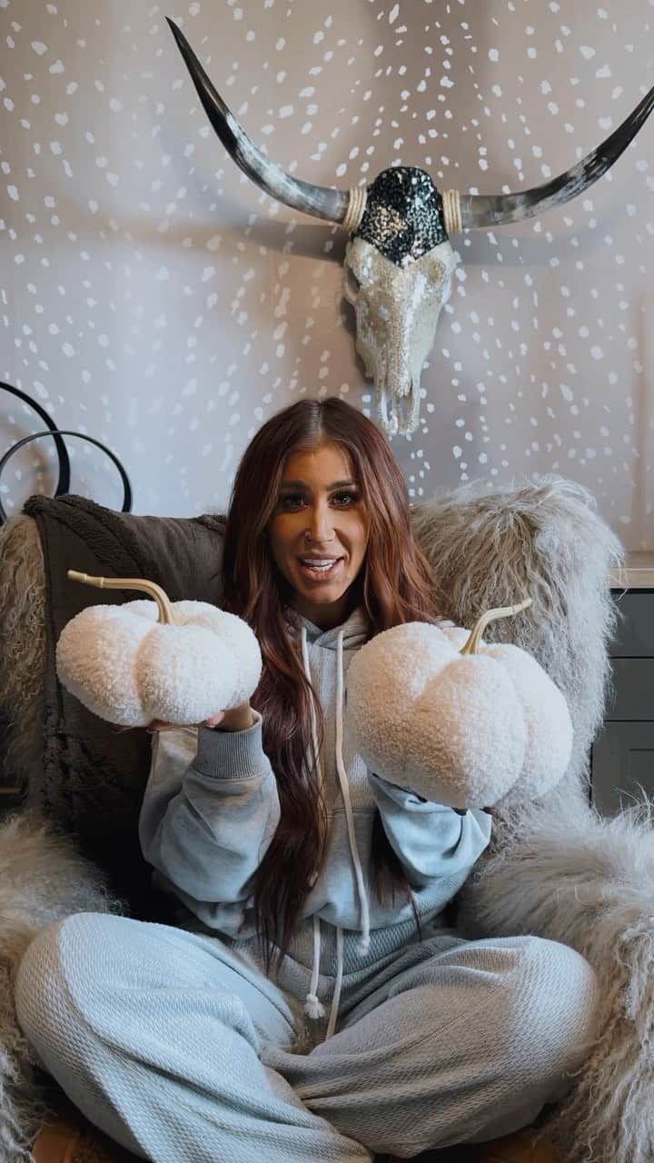 Chelsea Houskaのインスタグラム：「The Aubree Says Fall Collection is now LIVE 🍂 So so excited to see these pieces in your home 🤎」