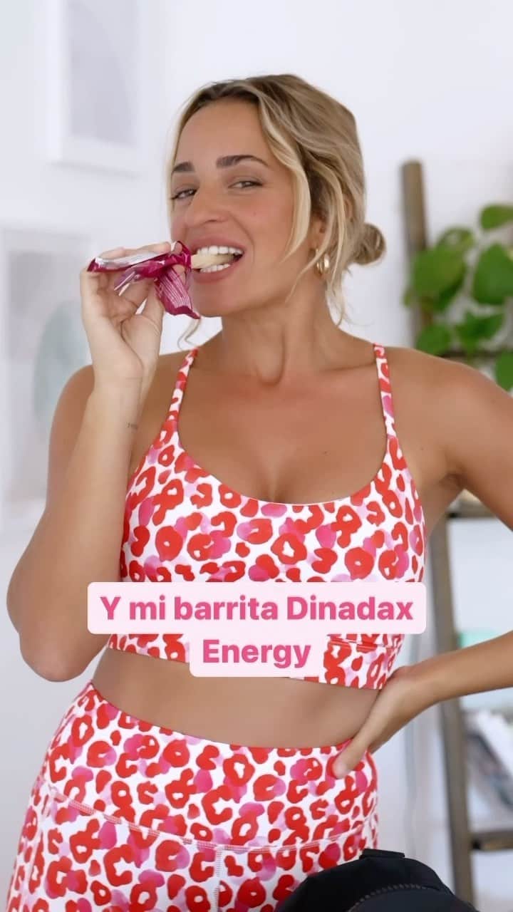 ジェマ・マリンのインスタグラム：「Que llevo en mi bolsa del crossfit???   Las bandas de fuerza, las calleras, magnesio, toalla y la barrita Dinadax Energy. Una deliciosa barrita con jalea real y vitaminas del grupo  B. Para que no te quedes sin energía en tu día a día.   La barrita Dinadax Energy, sabor fresa. 🍓  #EnergíaDinadax #Deporte #Vitalidad Ad」