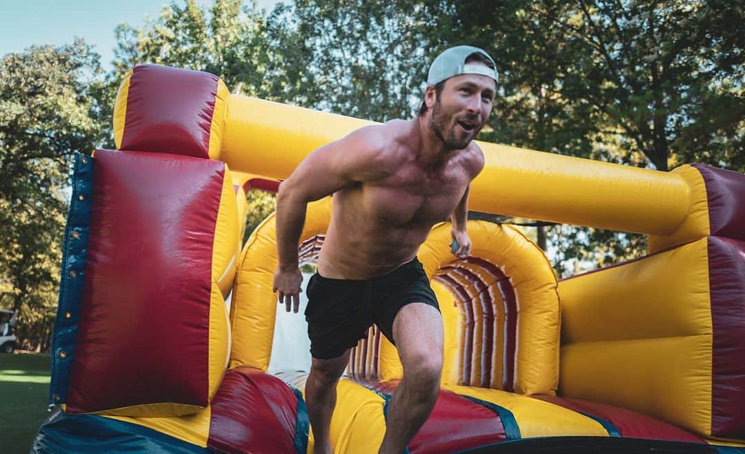 グレン・パウエルのインスタグラム：「Camp is for the Counselors」