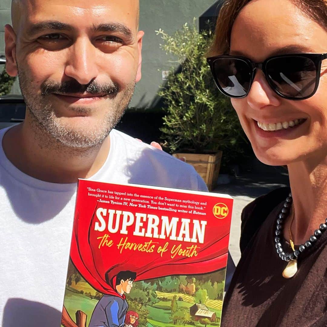 のインスタグラム：「@sinagrace & i go back to walking dead days when he worked at skybound. 💫 today Superman: The Harvests of Youth comes out that HE WROTE & ILLUSTRATED 💫  . i adore sina, his kindness & talent & good heart.  but don’t take my word for it.  from the author of #batman @jamesthefourth : “sina grace has tapped into the essence of the Superman mythology and brought it to life for a new generation.  you don’t want to miss this book.” 👏🏽 👏🏽 👏🏽  . go get ‘em, sina.  go get the book, y’all 😘  . #superman #supermantheharvestsofyouth」