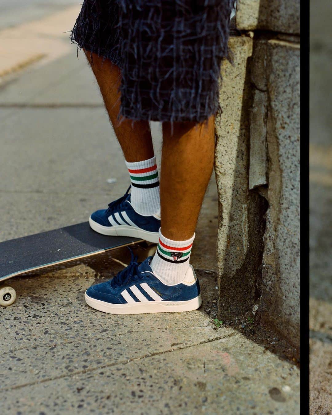 adidas Skateboardingさんのインスタグラム写真 - (adidas SkateboardingInstagram)「🗽💙 /// The re-up has been remastered. The new TYSHAWN Low features refined aesthetics and a finely-tuned fit.  The TYSHAWN Low in Navy is available now in select skateshops and online at adidas.com/Skateboarding  📸 @zandertaketomo  #adidasSkateboarding #TYSHAWN」10月4日 4時00分 - adidasskateboarding