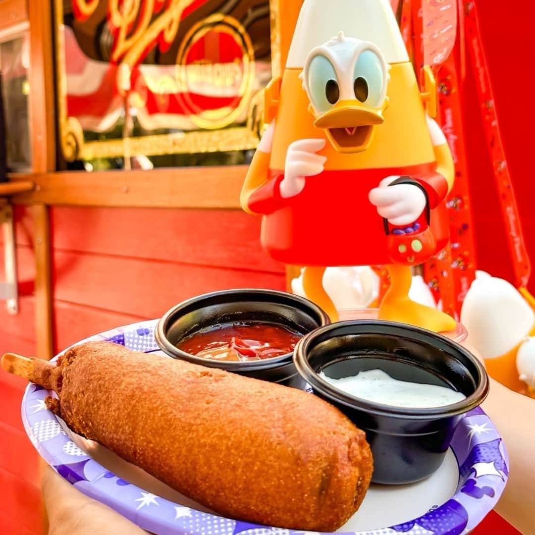 ディズニーランドのインスタグラム：「The perfect Disney meal doesn’t exi-..   What’s your perfect Disney meal when you’re at #Disneyland? Let us know in the comments!   ⚪️ Seemingly ranch (Wagon Dipping Sauce Pickle-Ranch) 🔴 Ketchup 🟠 Glow in the Dark Donald Candy Corn Sipper」