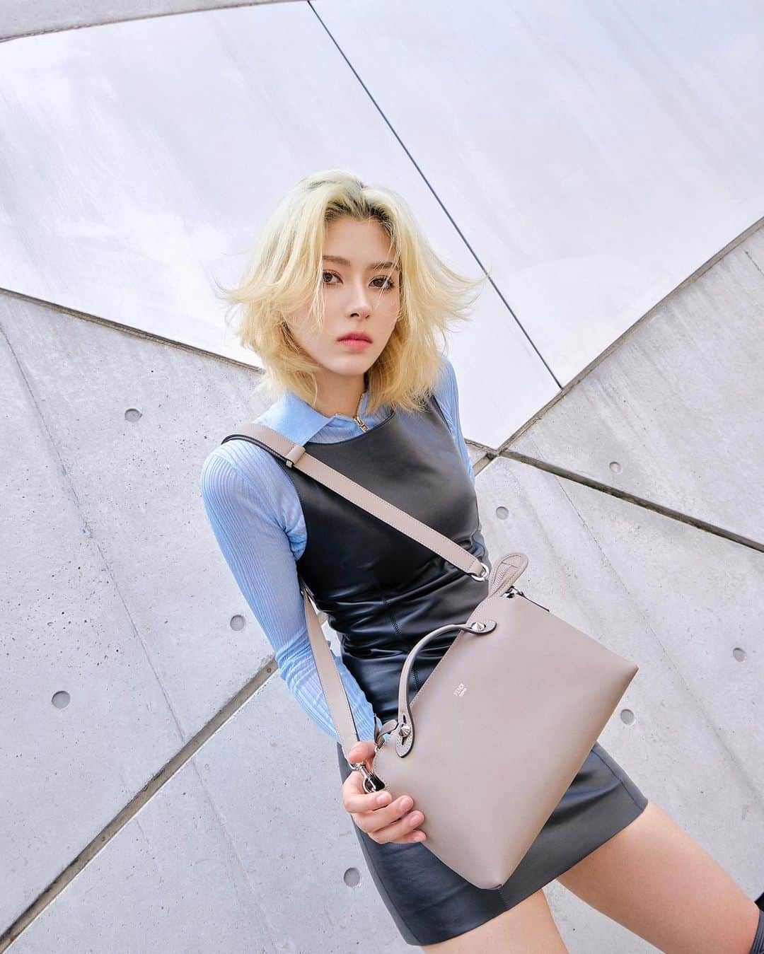 新音さんのインスタグラム写真 - (新音Instagram)「@fendi @drop_tokyo   by the way bag by fendi エレガントな形と上質なレザーでカジュアルかつ高級感のあるバッグでした🥹　thank u to fendi and drop tky <3  #fendi #fendibytheway」10月4日 4時07分 - ninonekw