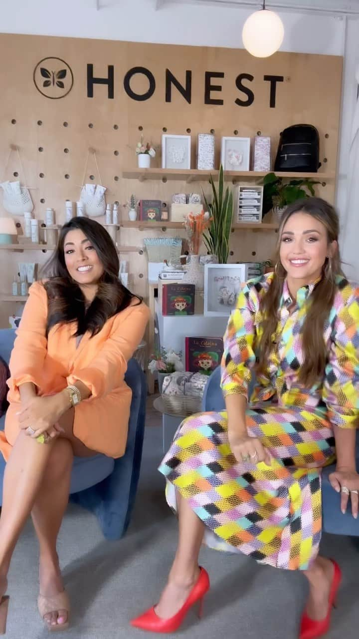 ジェシカ・アルバのインスタグラム：「I sat down with my fellow #chingona @mtelly from @ktla5news to chat about all things #HispanicHeritage ❤️✨🫶🏽 We touched on the @honest limited edition La Catrina diaper prints, what it was like growing up #Latina in LA, how my family celebrated our heritage, how I celebrate it today personally and professionally and so much more. Link in bio to watch the segment 🥰 #HispanicHeritageMonth #LatinX #Latine」