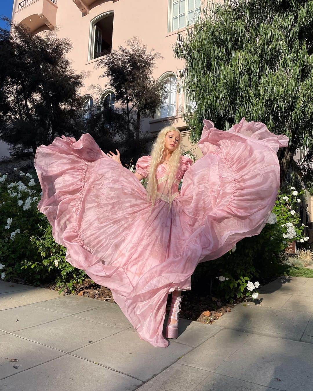 アナスタシア・スファギナのインスタグラム：「ଘ( ･ω･)_/ﾟ･:*:･｡☆  #dress #summer #la #photographer #photoshoot」