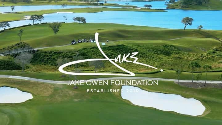 ジェイク・オーウェンのインスタグラム：「Get ready to flamingle with us once more! 🦩🎶 The 2023 @jakeowenfoundation soirée is knocking at our door!  This year’s shindig is set to be an absolute stunner! Brace yourselves as we unveil a weekend brimming with fresh delights, including the inaugural Flamingo Comedy Jam 🎤.  Mark your calendars: 🗓️ December 8th-10th 🏝️ Vero Beach, FL  Stay tuned for more flamingo-fabulous updates!🎉🌴 #JakeOwenFoundation #FlamingleWithUs」