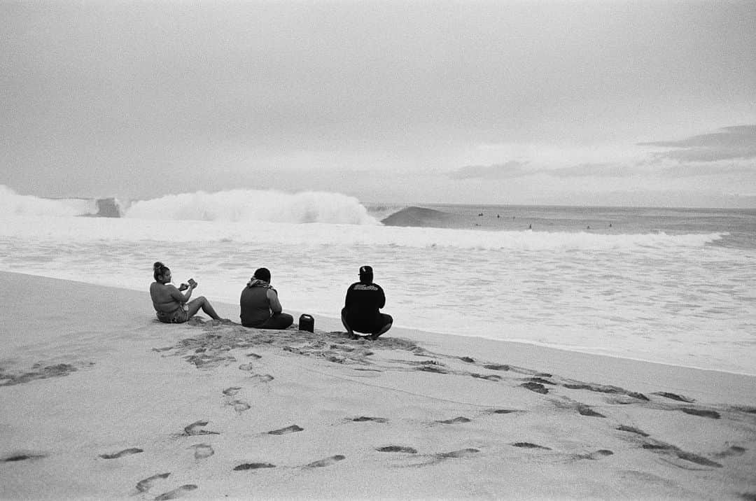 レインスプーナーのインスタグラム：「Pipe shot on black and white film on a rare late season swell last May. With the promise of El Niño, we’re excited to see what winter swells will bring. 📷: @zakbush」